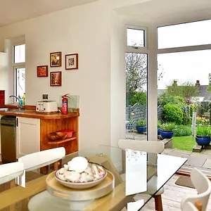 Beautiful Family In Mumbles, With Garden Guest house