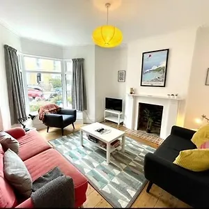 *family In Mumbles. Close To The Beach* Guest house