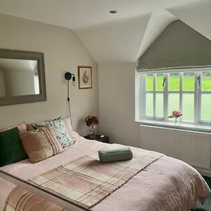 Nr Cheltenham On Cotswold Edge Bed & Breakfast